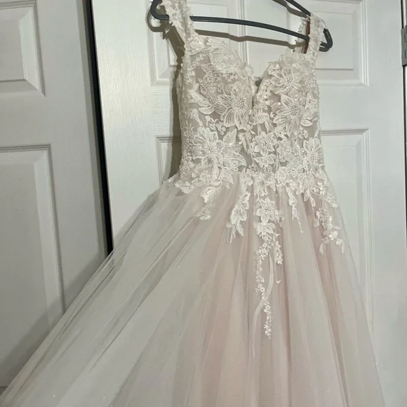 A contemporary white lace and tulle wedding dress with - Picture 4 of 14